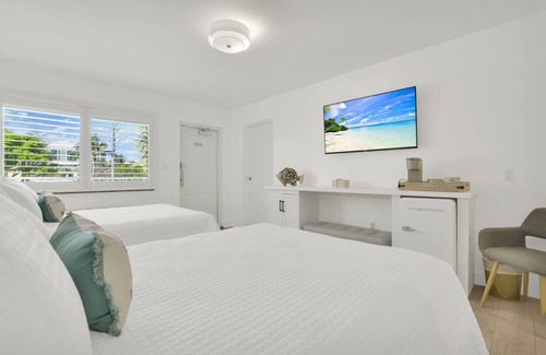 Deerfield Beach Hotel | Boutique Hotel 2 Double Beds 1 block to the beach!