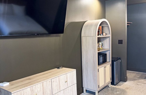 Lawrenceburg Apartment | Boutique Motel with cozy nature inspired mid century design