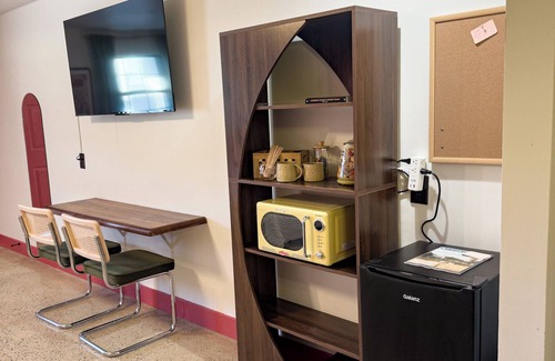 Lawrenceburg Apartment | Boutique Motel with cozy nature inspired mid century design