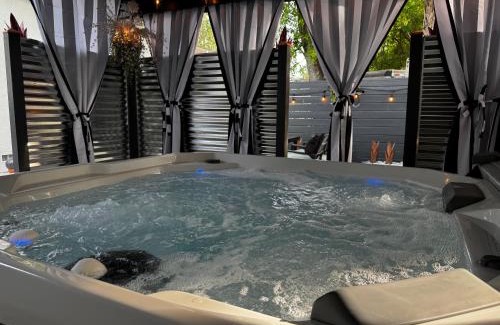 Fort Myers River District Villa | Boutique Retreat in heart of River District with salt water spa