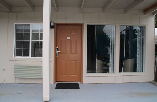 West Hills Apartment | Boutique Room with Kitchen -Naval Suites -226
