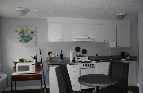 West Hills Apartment | Boutique Room with Kitchen -Naval Suites -223