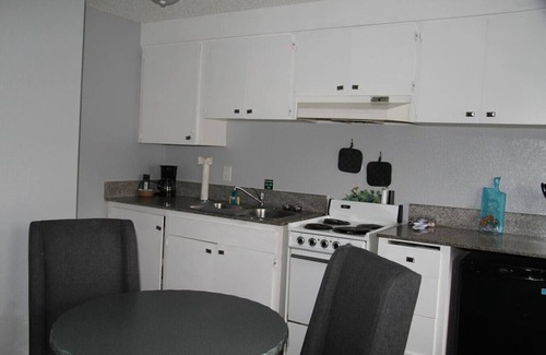 West Hills Apartment | Boutique Room with Kitchen -Naval Suites -222