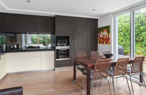 Elwood Apartment | BOUTIQUE STAYS - Lalique