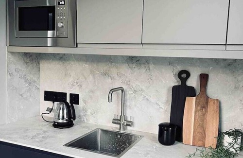 Galashiels Apartment | Boutique Studio, King Bed, En-suite & Kitchenette
