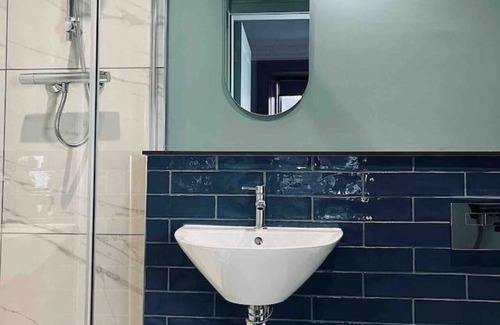 Galashiels Apartment | Boutique studio, twin beds, en-suite & kitchenette