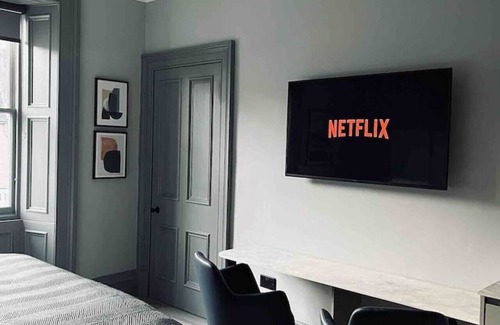 Galashiels Apartment | Boutique studio, king bed, en-suite & kitchenette