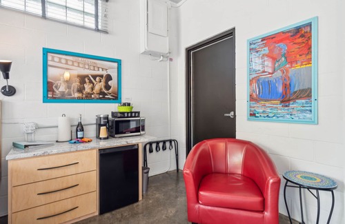 Folly Beach Hotel | Boutique Vera Hotel Room 100: King Room in the Heart of Folly Beach ADA