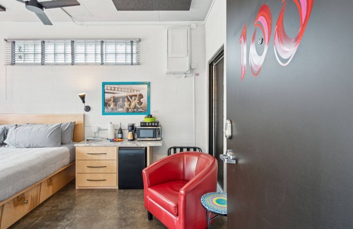 Folly Beach Hotel | Boutique Vera Hotel Room 100: King Room in the Heart of Folly Beach ADA