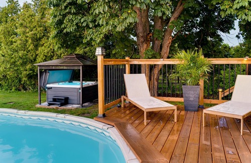 Niagara-on-the-Lake House | BOUTIQUE WINE COUNTRY HOME WITH POOL AND HOT TUB