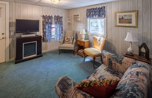 Naples Cottage | Bove Cottage 1 -limit 3 1 Bedroom Cottage by RedAwning