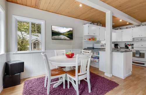 Baring Cottage | Bowman's Beach Cottage in Cascades with sandy riverfront & hot tub