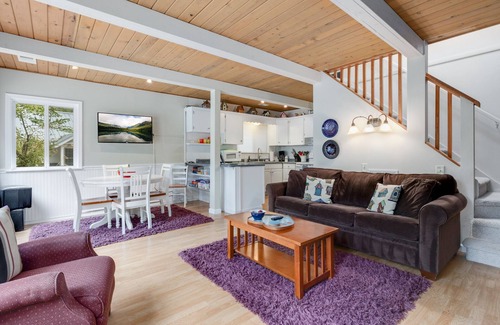 Baring Cottage | Bowman's Beach Cottage in Cascades with sandy riverfront & hot tub
