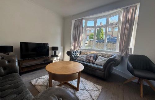 Swindon House | Bowood Road House sleeps 7 Free parking