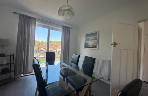 Swindon House | Bowood Road House sleeps 7 Free parking