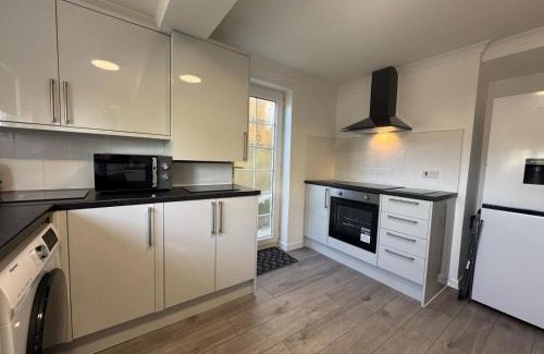 Swindon House | Bowood Road House sleeps 7 Free parking