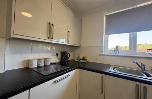 Swindon House | Bowood Road House sleeps 7 Free parking