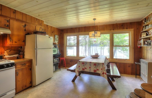 Rangeley House | 🐾Boyd - Rustic, spacious, dog friendly home on Mooselookmeguntic Lake