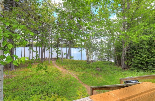 Rangeley House | 🐾Boyd - Rustic, spacious, dog friendly home on Mooselookmeguntic Lake
