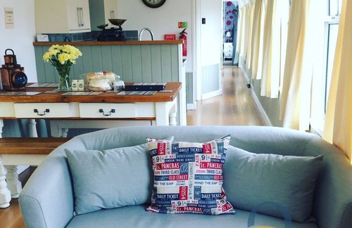 Newenden Cottage | BR MK1 Carriage - Original converted train carriage - sleeps 6 - watch steam trains 20ft away