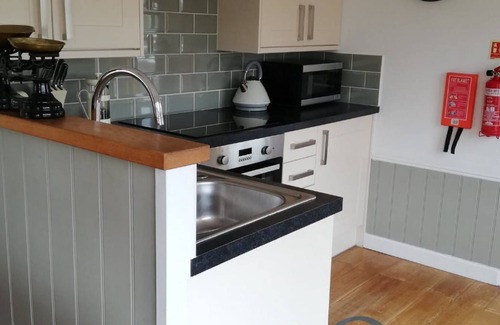 Newenden Cottage | BR MK1 Carriage - Original converted train carriage - sleeps 6 - watch steam trains 20ft away