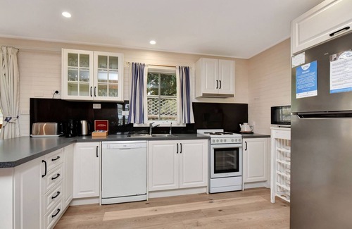 Rothbury Cottage | Bracken Ridge Vineyard - The Entire Estate