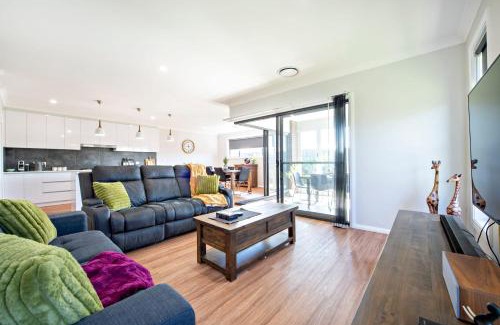 Dubbo House | Bradford House - Sleek & Modern, Serene Escape