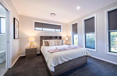 Dubbo House | Bradford House - Sleek & Modern, Serene Escape