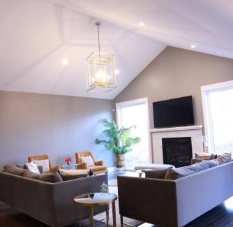 Bedford Apartment | Bradford Place Main Level, 3BR Private Floor with Kitchen