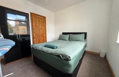 Bradford House | Bradford Serviced Accommodation - Apartments - 2 Bed House-Close To Centre - Hospital - Contractors - Business Travellers - Families