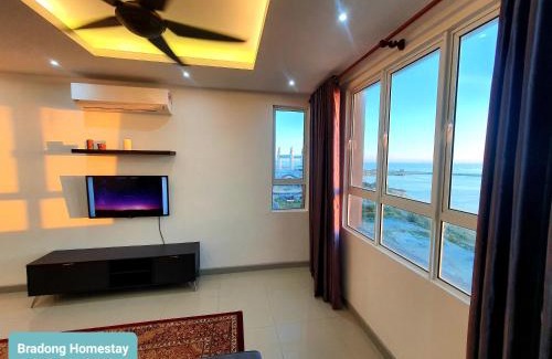 Kampung Tanjung Kapur House | BRADONG HOMESTAY - MUSLlM ONLY, 3 Queen Bedrooms, Seaview, Infinity Pool, Gym, near Drawbridge & KTCC Mall