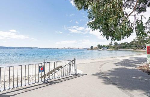 Sandy Bay Apartment | 'Braelands by the Beach' Sun-kissed Sandy Bay Escape