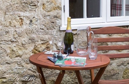 Burton Bradstock Cottage | BRAMBLE COTTAGE, pet friendly, with a garden in Burton Bradstock