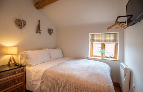 Hereford House | Bramble Cottage - Cosy 2 Bed With Deluxe HOT TUB & Log Burner