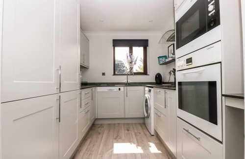 Maenporth Cottage | BRAMBLE COTTAGE, family friendly, with pool in Maenporth, Cornwall