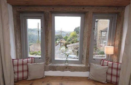 Hepworth Cottage | BRAMBLE COTTAGE, pet friendly in Holmfirth