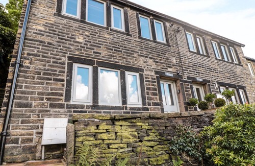 Hepworth Cottage | BRAMBLE COTTAGE, pet friendly in Holmfirth