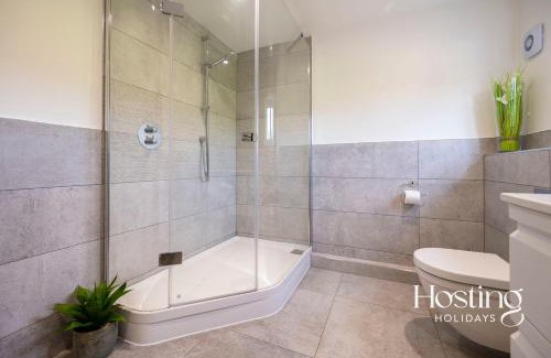 Henley House | Bramble Cottage - Views & Parking - 6 Guests