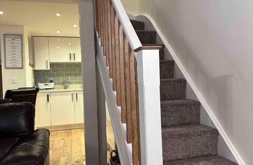 Bridgnorth House | Bramble cottage with free parking