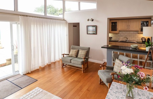 Cuddington House | BRAMBLE LODGE, romantic, with pool in Cuddington, Cheshire