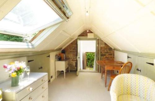 Dundon Apartment | Bramble - romantic barn conversion with shared hot tub