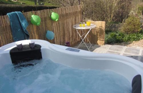 Dundon Apartment | Bramble - romantic barn conversion with shared hot tub