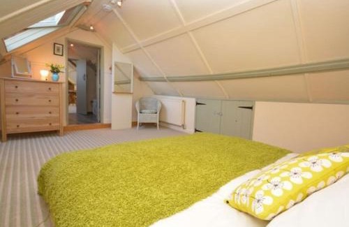 Dundon Apartment | Bramble - romantic barn conversion with shared hot tub