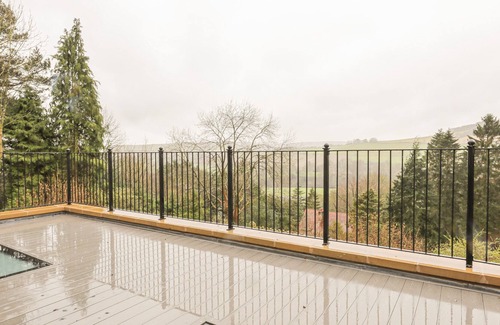 Froggatt Cottage | BRAMBLESIDE, pet friendly, character holiday cottage in Calver