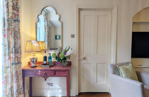 Westbourne House | Brambletye Cottage - Westbourne