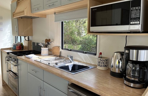 Hartland House | Brambly Hedge, shepherds hut style, sleeps 4, with garden, walk to pubs & shops.