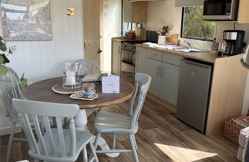Hartland House | Brambly Hedge, shepherds hut style, sleeps 4, with garden, walk to pubs & shops.