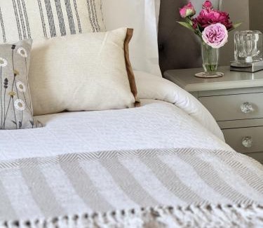Sidlesham House | 'BRAMLEY FALL COTTAGE' ' ON SITE EV POINT - Attached Cottage,3 Separate Bedrooms -1 on ground level, SLEEPS 6, 2 Bathrooms, Sandy Wittering Beach 8min drive, Rural Location, Child friendly, Small Breed Dog Friendly, Private Parking
