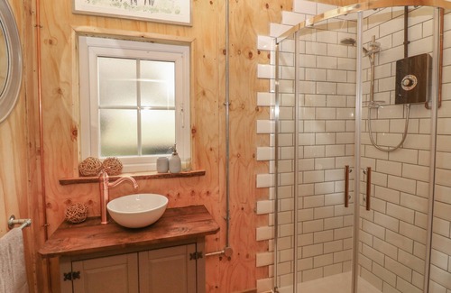 North Wheatley Cottage | BRAMLEY ORCHARD GLAMPING, pet friendly, with open fire in Clarborough