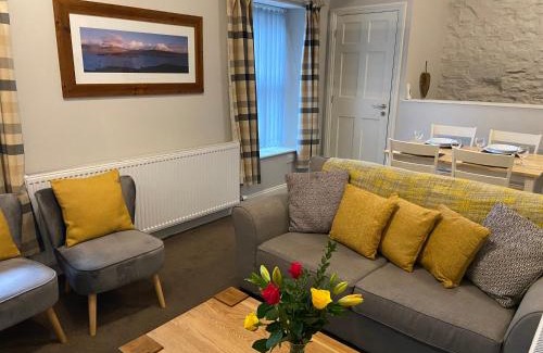 Wing Apartment | Brampton Holiday Homes - The Mews Apartment